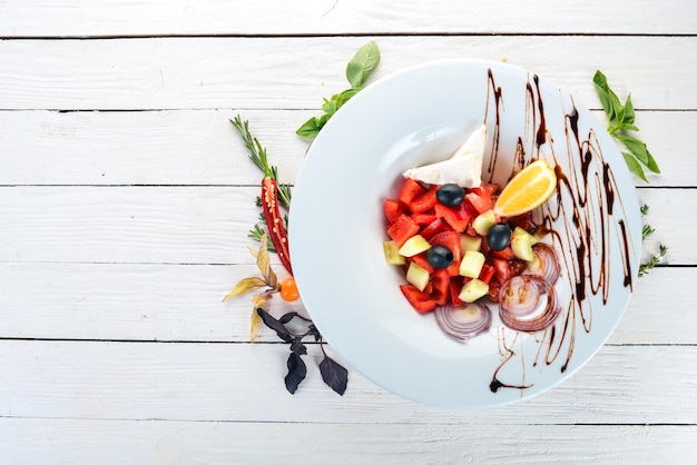 Talerz z kolorowymi potrawami na stole